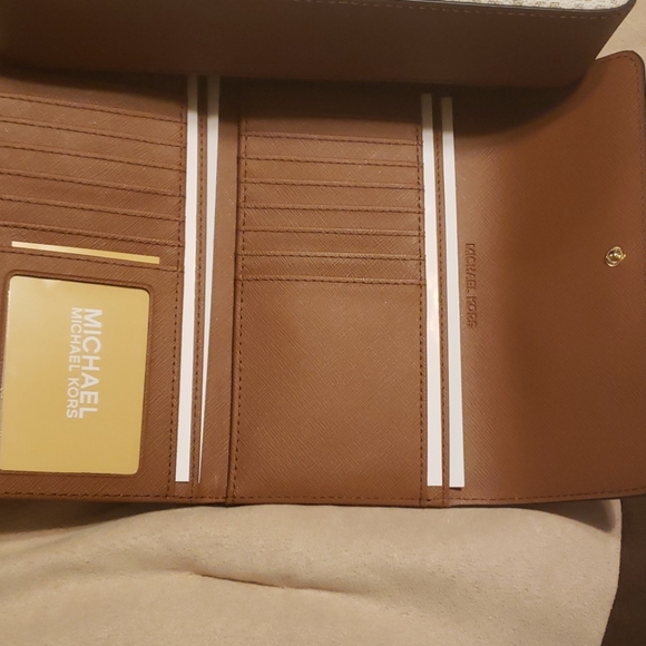 Mk crossbody  /wallet - Picture 3 of 3